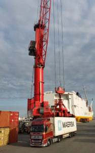 een container wordt gelost vanaf een vrachtwagen van Transport Van der Veld in een haven