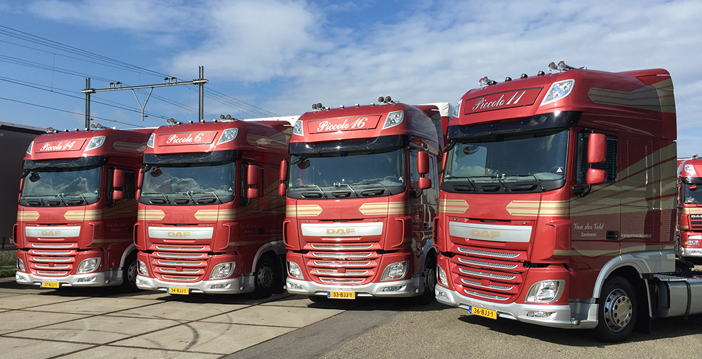 vier Transport Van der Veld vrachtwagens geparkeerd bij bedrijf in Zandvoort