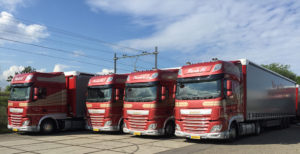 vier Transport Van der Veld vrachtwagens met containerchassis