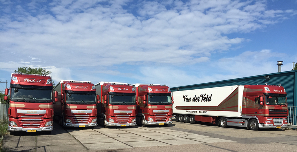 vijf vrachtauto's van Transport Van der Veld op eigen terrein in Zandvoort