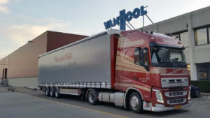 vrachtwagen van Transport Van der Veld heeft zijn goederen afgeleverd bij een bedrijf