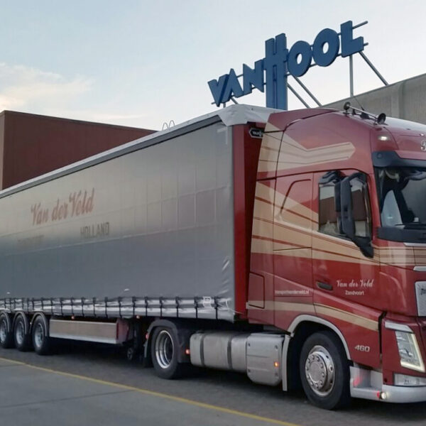vrachtwagen van Transport Van der Veld heeft zijn goederen afgeleverd bij een bedrijf