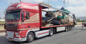 Transport Van der Veld vrachtwagen wordt geladen met netten